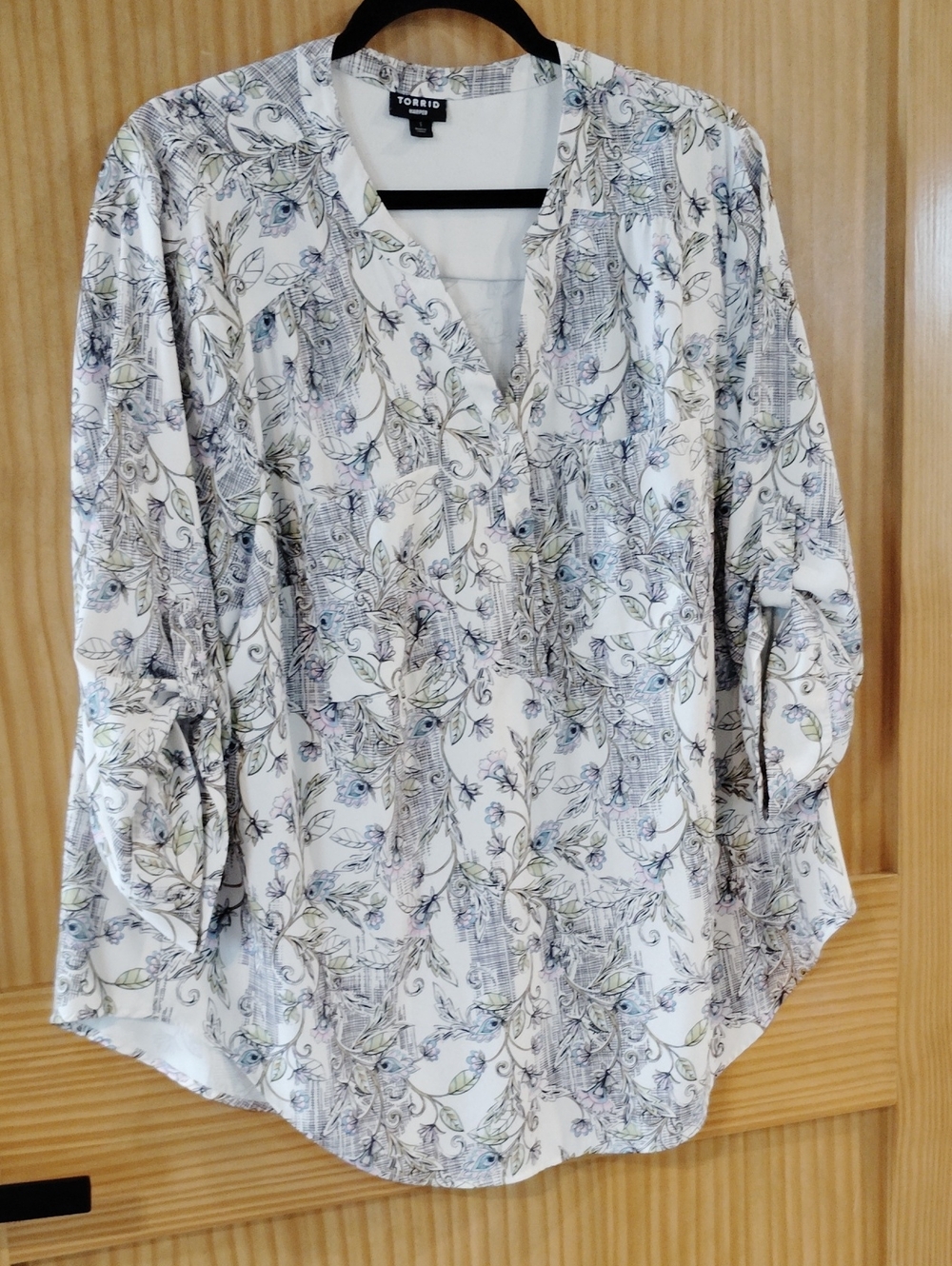 1X torrid White Floral V-Neck Tunic with Pink, Blue and Green Accent